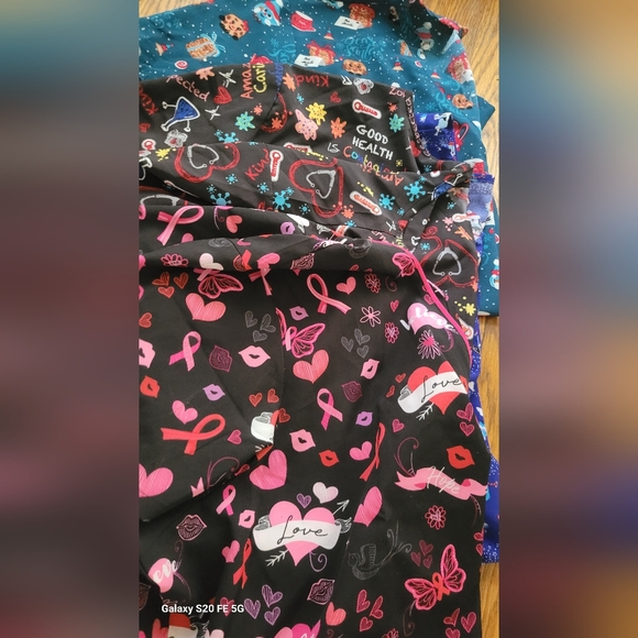 EUC 8 Womens Scrub Top Lot - Picture 3 of 3